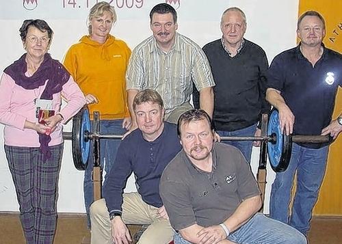 Ehrungen beim Athletenclub 1982 (stehend von links): Elsbeth Kolle, Andrea Saar, Ralf Schlenz, Bernd Ludwig (alle 25 Jahre Mitglied) sowie der Vorsitzende Sport Thomas Walz, vorne von links Volker Saar (25 Jahre) und Vorsitzender Michael Strauch.