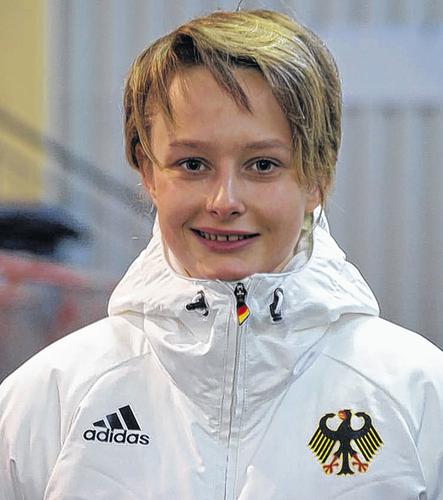 Eishockey ist alles f&uuml;r sie: Mit der Nominierung f&uuml;r die ersten Olympischen Jugend-Winterspiele in Innsbruck ist Lena Walz daf&uuml;r belohnt worden. Im Fr&uuml;hjahr macht die 17-J&auml;hrige Schweinfurterin ihr Abitur, danach sollen Studium � und Eishockey � in Nordamerika folgen.